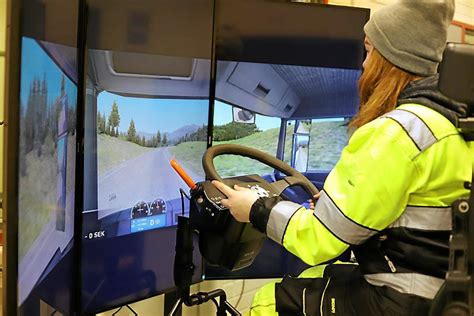 Monta ajoneuvoa, vain yksi ratti: Logistiikan opiskelija Jenni Komulainen kokeilee simulaattoria ...