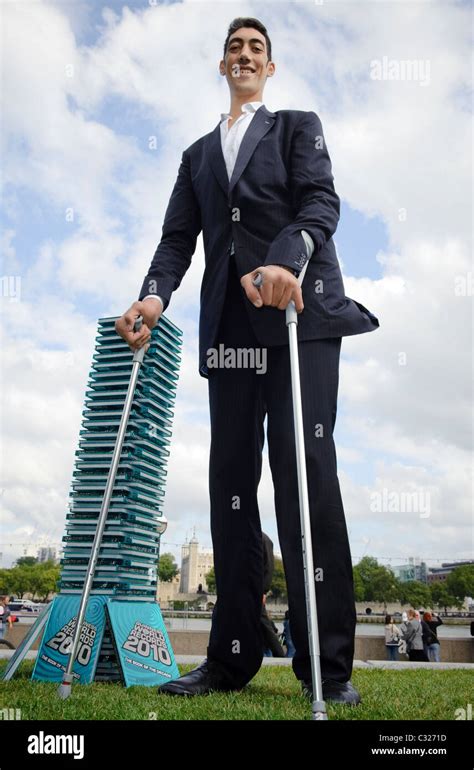 Sultan Kosen The Worlds Tallest Man At 8ft 1in 2465cm Stands