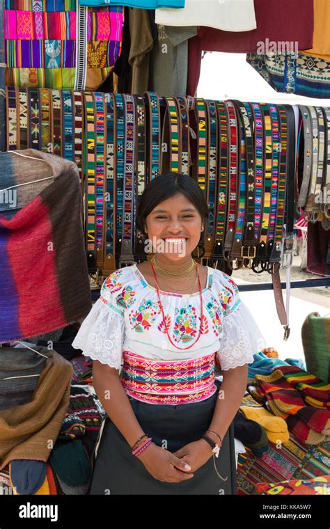 Junge Einheimische Frau Und Ihre Bunten Handwerk Ausgeht Otavalo Ecuador Südamerika