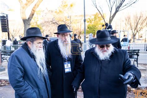 Photos Thousands Of Shluchim Pose For Class Picture Outside Chabad