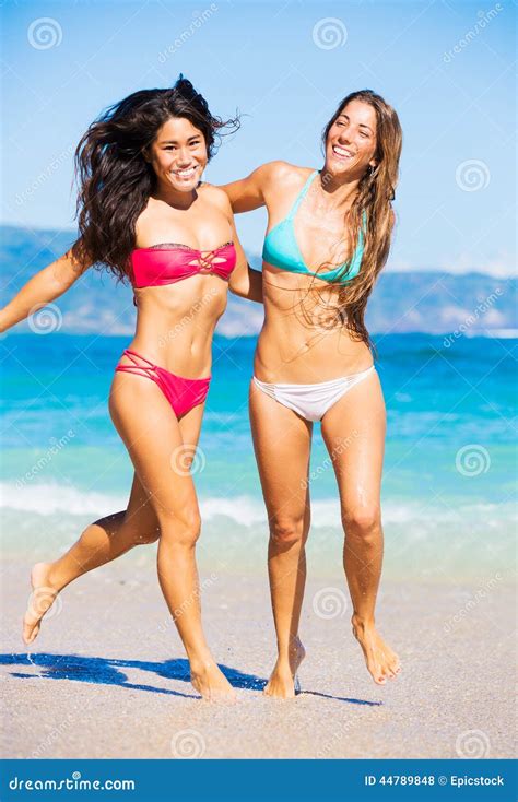 Due Belle Ragazze Sulla Spiaggia Fotografia Stock Immagine Di