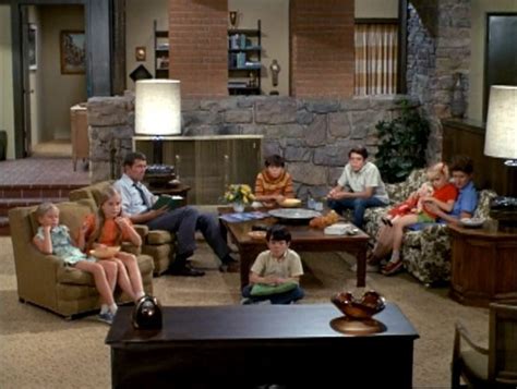 the 15 most iconic couches in tv history the brady bunch home tv great tv shows