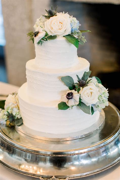 Mar 17, 2021 · bridgerton fans, you'll want to screenshot this wedding flower idea. Buttercream Cake | Wedding cakes with flowers, Boho ...