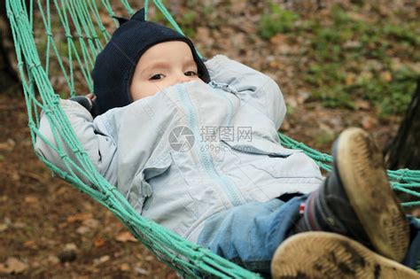 可爱的小男孩在森林的吊床上休息高清图片下载 正版图片507373033 摄图网