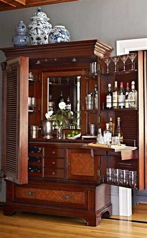 In eleganten anrichten, sideboards, minibars bis hin zu den traditionellen barwagen finden ihre spirituosen einen idealen aufbewahrungsplatz. Luxus Hausbar Schrank | Hausbarschrank, Hausbar ...