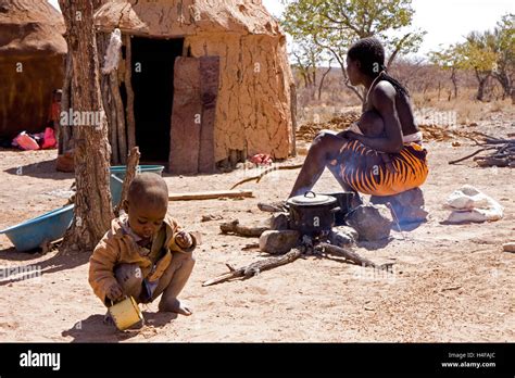 Himba Frauen In Ihrem Lager In Namibia Stockfotografie Alamy