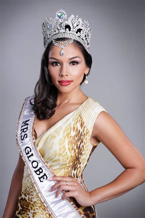 A typical entry lists information in the following sequence: Miss Nederland 2006 | Miss Holland Now