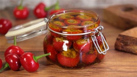 Generalmente i peperoncini secchi si distinguono per la caratteristica di essere più piccanti rispetto a quelli freschi, in saper scegliere i peperoncini, dai più dolci ai più piccanti: Peperoncini ripieni con crema di tonno | Recipe in 2020 ...