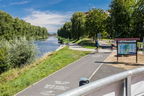 Před pár dny měla v uherském hradišti premiéru melancholická tragikomedie tichý společník, ve které hrají boleslav polívka, ondřej malý a klára issová. Přístav Napajedla | Slovácko