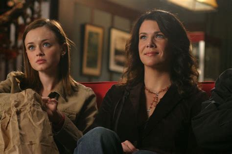Gilmore Girls Set Pictures Confirm Lorelai S Relationship Status And