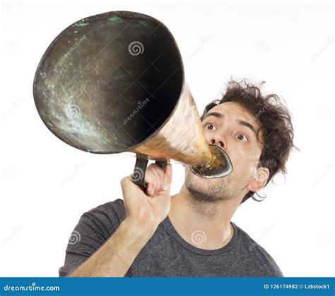 Homem Novo Que Grita Em Um Megafone Retro Foto De Stock Imagem De