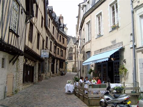 Améliorer la vie de près de 100 000 habitants et faciliter le développement de plus de 6 280 entreprises sont les priorités de la collectivité. Photo à Laval (53000) : Laval, 27169 Communes.com