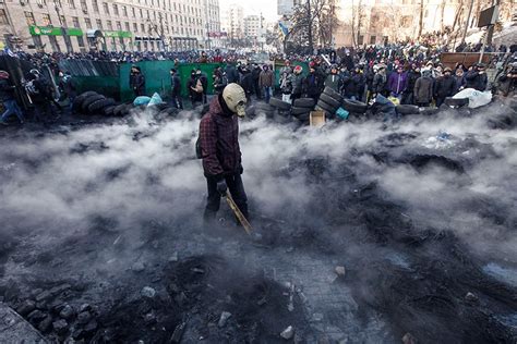 War And Peace In Kiev 23 Photos Of A Single Day In Ukraines Protests