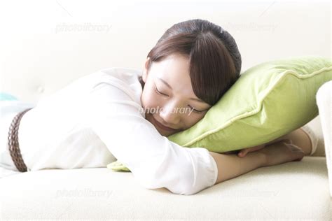 ソファで寝転ぶ女性 写真素材 6817136 フォトライブラリー photolibrary