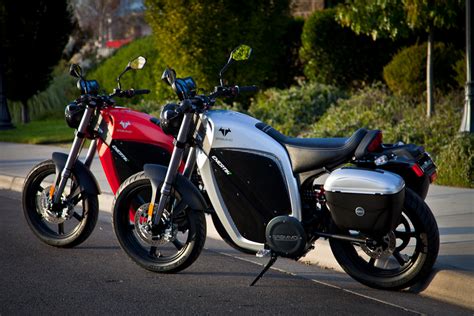 Enertia motorcycles first went on sale in late july 2009, and began selling at best buy in august 2009. Ficha técnica de la Brammo Enertia Plus 2011 - Masmoto.es
