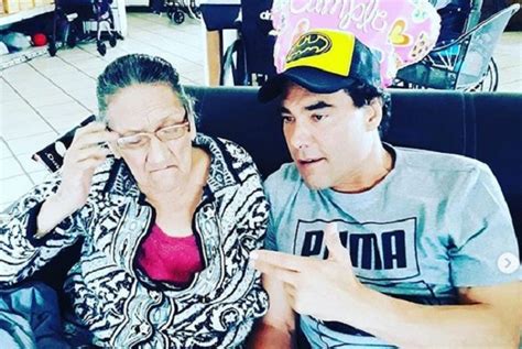 El actor reapareció en el programa hoy; Eduardo Yáñez celebra el cumpleaños de su mamá en el asilo ...