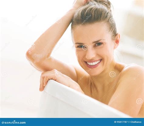 Junge Frau In Der Badewanne Stockbild Bild Von Relax Kaukasisch 95817787
