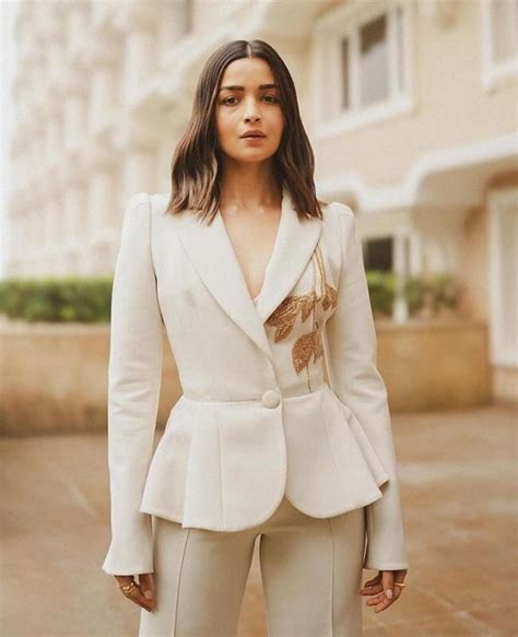 Alia Bhatts Sexy Ivory Pantsuit With Subtle Glam Is A Match Made In Heaven See Hot Pics