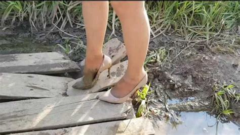 女生穿高跟鞋走泥泞路的尴尬 你遇到过吗？腾讯视频