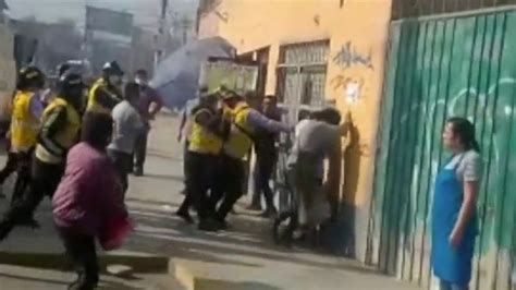 Watch Al Rojo Vivo Highlight Graban A Policías Golpeando Con Su Casco