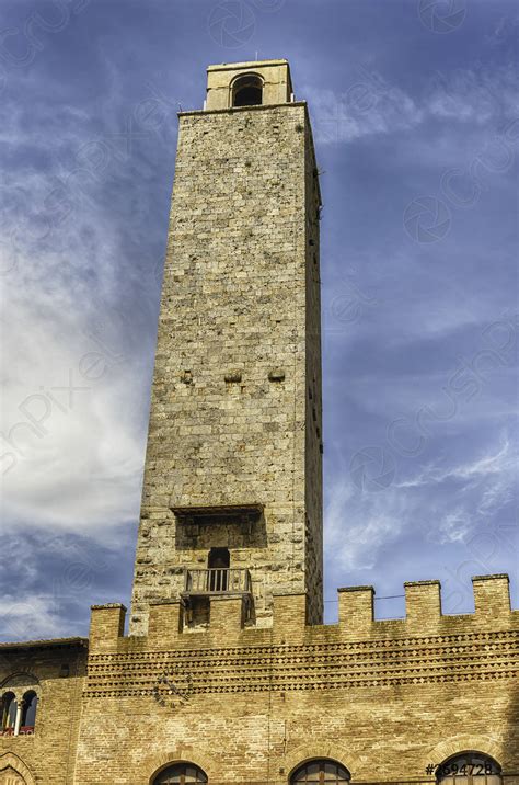 uitzicht op torre grossa hoogste toren in san gimignano itali stockfoto crushpixel