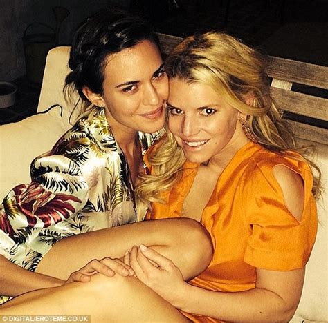 Jessica Simpson Caught In Bizarre Three Way Kiss With Friends Daily