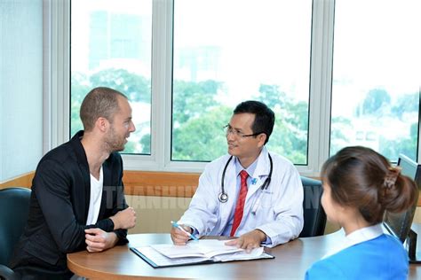 Không những thế, các giáo sư, bác sĩ đầu ngành luôn quan tâm đến việc ứng dụng các tiến bộ của khoa học. Bệnh viện Đại học Y dược TPHCM triển khai Phòng khám quốc tế