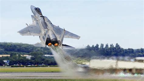 Skilled Us F 15 Pilot Goes Vertical During Take Off At Full Afterburner