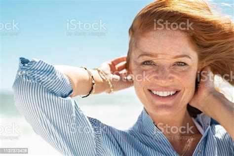 해변에서 웃는 성숙한 여자 여자에 대한 스톡 사진 및 기타 이미지 여자 한 명의 여자만 성년 여자 Istock