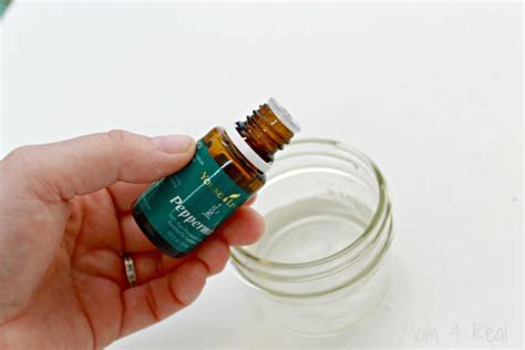 (you could do a full strength white vinegar solution, too, if needed.) place your retainer in the vinegar solution. DIY Retainer Cleaner and Sanitizer - Mom 4 Real