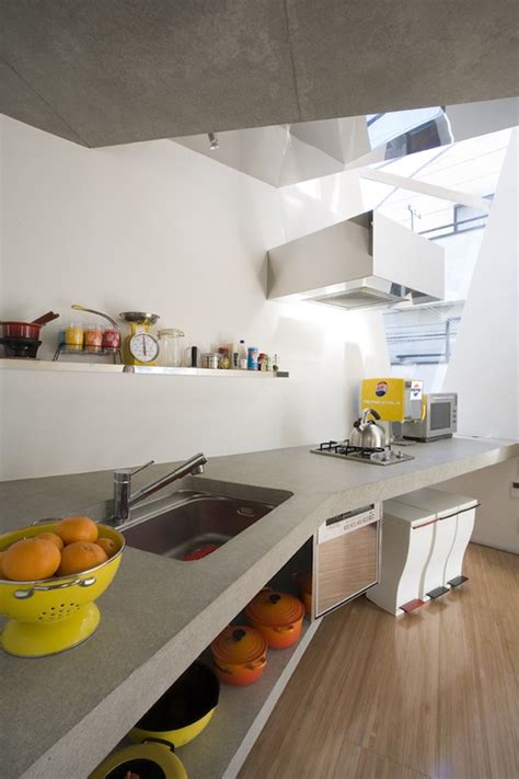 Maximize vertical space and get more storage by installing floating shelves, hideaway tables, and wall desks. Modern & Minimalist Small House in Tokyo