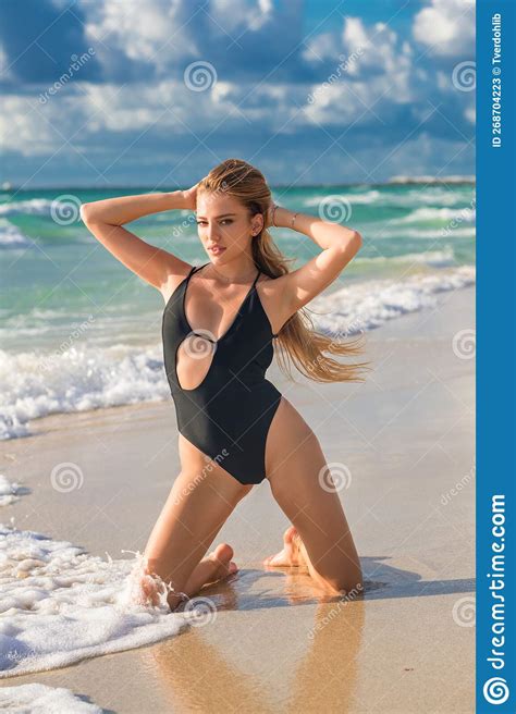 Cuerpo De Mujeres Hermosas En Bikini Sexy En La Playa Chica Sensual En Bikini En El Mar Foto