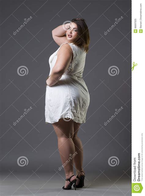 gelukkig plus groottemannequin in vrijetijdskleding vette vrouw op grijze achtergrond te zwaar