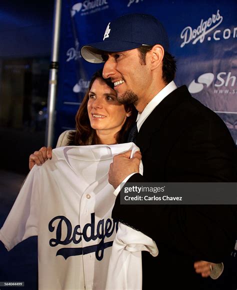 Newest Los Angeles Dodger Nomar Garciaparra Poses With Wife Mia Hamm News Photo Getty Images