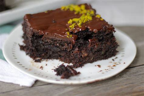 Der kuchen schmeckt wie ein saftiger schokoladenkuchen, die zucchini schmeckt. Schoko-Zucchini-Kuchen - Der saftigste Schokokuchen der ...