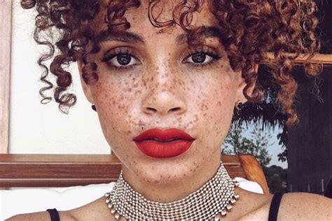 26 Beautiful Black Women Flaunting Their Freckles In 2020 Women With