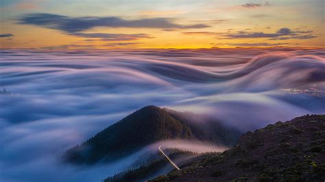 大西洋和特内里费山脉上空的流云，西班牙加那利群岛 © Mikemareenistockgetty Images Plus 必应每日