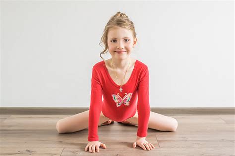 Fleksibel Gadis Kecil Di Leotard Merah Melakukan Senam Foto Stok