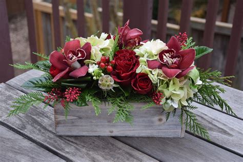 A bouquet looks pretty, smells great and is a sweet way to show someone you're thinking of them. 25 Best Floral Arrangements for Valentine's Day to Give ...