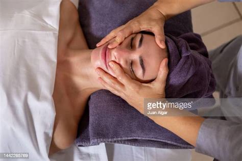 Kneading Massage Photos And Premium High Res Pictures Getty Images