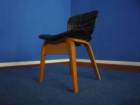 Die sitzfläche aus schichtholz garantiert robustheit und langlebigkeit. Deutscher Mid-Century Schichtholz Stuhl, 1950er bei Pamono ...