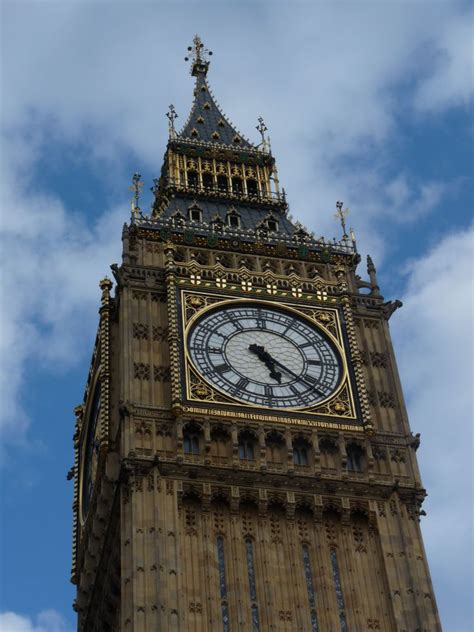 Big ben is the largest of the six bells in westminster palace. Secretos y curiosidades del Big Ben - Tour Londres