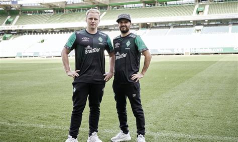 Klub ini juga telah memenangkan kejuaraan sepak bola amatir jerman tiga kali, rekor bersama. Camisa "eSports" do Werder Bremen 2019-2020 Umbro » MDF