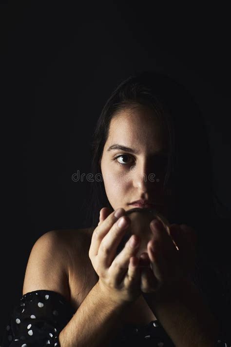 Adolescent Hispanique Jouant Avec Une Boule De Cristal Sur Fond Noir Concept Mystique Image
