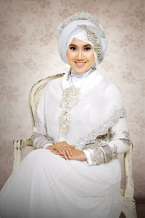 Royal blue and yellow wedding decor i love the idea of a bottle. Gambar Desain Baju Pengantin Muslimah Yang Anggun ...