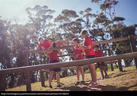 Trainer Instructing Kids During Obstacle Course Lizenzfreies Bild
