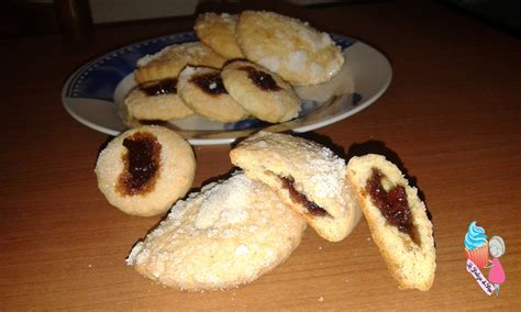 Nell'area iblea infatti si fa largo uso del pan di spagna e si adopera molta più ricotta, mentre non è usanza farcire con il marzapane. Ricetta Biscotti ripieni di confettura di mele cotogne ...