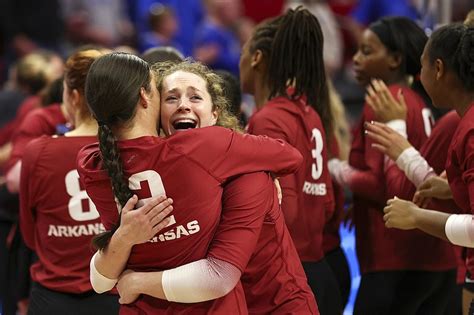 College Volleyball Arkansas Razorbacks Down Kentucky In Five Sets Advance To Final Eight