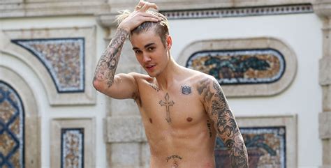 Justin Bieber Goes Shirtless For A Swim At The Versace Mansion Justin