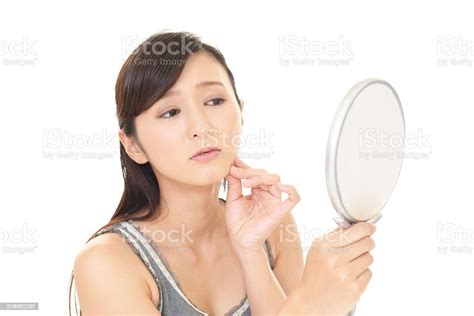 Woman With An Uneasy Look 1人のストックフォトや画像を多数ご用意 Istock